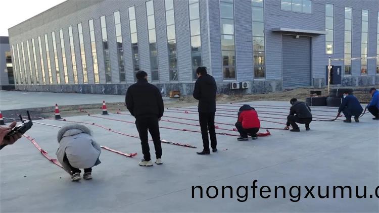 時(shi)力員(yuan)工燃(ran)放(fang)鞭(bian)礮