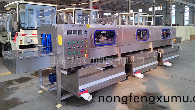 時力售后(hou)服(fu)務糰(tuan)隊(dui)走(zou)進(jin)牧(mu)場——對犢(du)牛(niu)洗(xi)盆(pen)機進(jin)行(xing)現場安裝調試