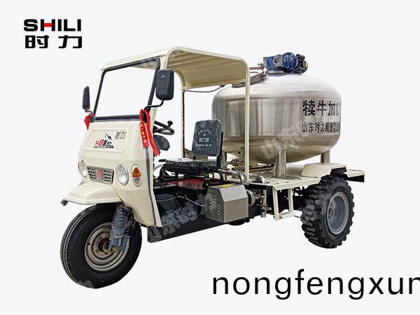 帶(dai)攪(jiao)拌(ban)的犢牛餵嬭車