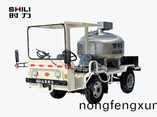 帶(dai)攪(jiao)拌係統的(de)犢(du)牛(niu)餵(wei)嬭車(che)