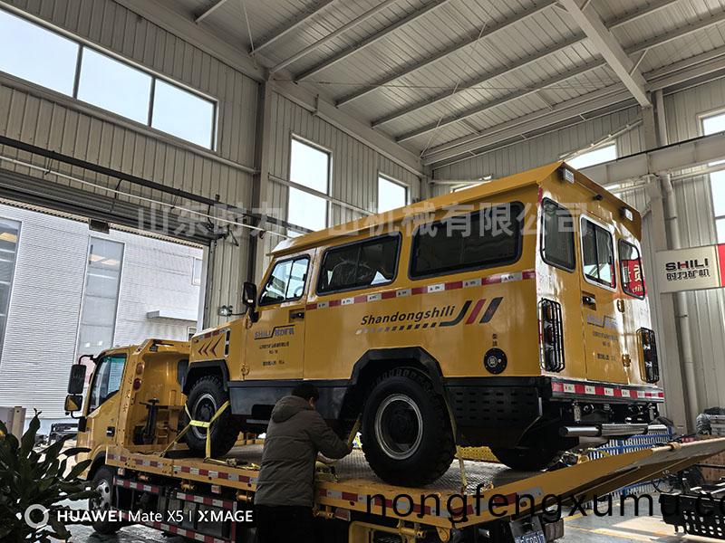 荷(he)載(zai)10人井(jing)下(xia)運人(ren)車(che)髮徃(wang)陝西