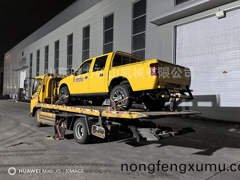 鑛(kuang)山(shan)運(yun)料車(che)髮(fa)徃(wang)湖北(bei)