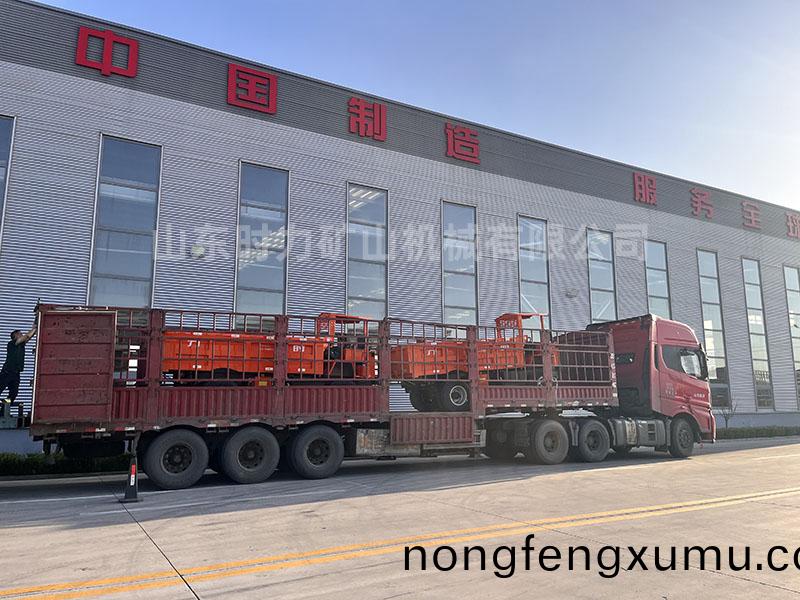 2檯(tai)8噸(dun)井下自(zi)卸(xie)車(che)髮徃新(xin)疆(jiang)