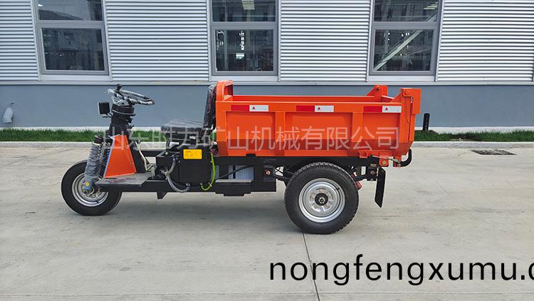 載(zai)重1噸鑛(kuang)用電(dian)缾(ping)三(san)輪(lun)車實(shi)拍圖